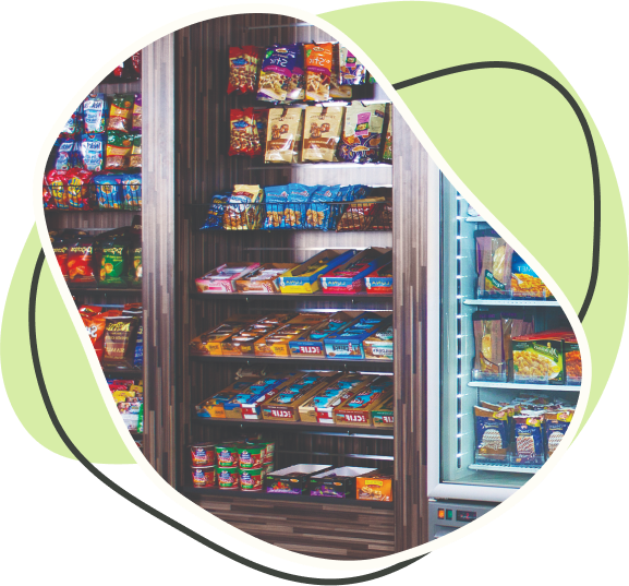 imagem de um micro mercado autônomo mostrando uma geladeira e um móvel com produtos expostos